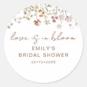 Bruidsdouche met wilde bloemen De liefde is in blo Ronde Sticker