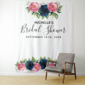 Bruidsfeestje blauw roze stoffige bloemen wit wandkleed (In situ)