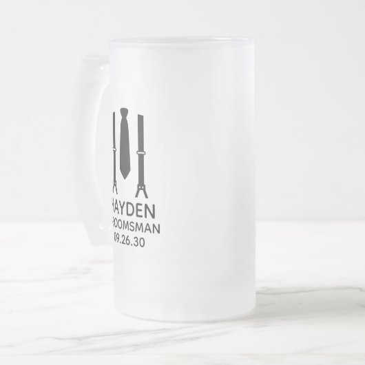 Bruidsjonker in zwarte smoking matglas bierpul (Voorkant links)