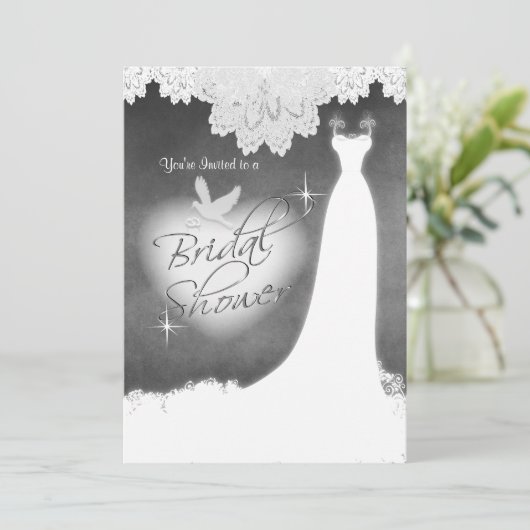 Bruidsjurk op schoolbord met kant & witte duif kaart (Staand voorkant)