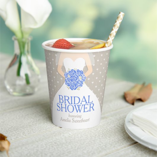 Bruidsjurk witte jurk blauwe rozen papieren bekers (Insitu)