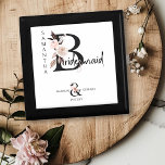 Bruidsmeisje Bloemenbrief Boho bruiloft aandenken Cadeaudoosje<br><div class="desc">Keepsake geschenkdoos om te personaliseren voor uw bruidsmeisje. Het bruidsmeisje is gegilterd met neutrale boho bloemenletters en handgeschreven script. U kunt ook de naam van de bruid en bruidegom en hun trouwdatum toevoegen, die een coördinerende bloemenampersand lijst. Heerlijk huwelijksfeest aandenken cadeau en perfect voor een herfst bruiloft, bloemenbruiloft, boho tuin...</div>