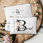 Bruidsmeisje Bloemenbrief Boho Floral gepersonalis Etui<br><div class="desc">Bruidsmeisje accessoire tas te personaliseren voor uw bruidsmeisje. Het bruidsmeisje is gegilterd met neutrale boho bloemenletters en handgeschreven script. U kunt ook de naam van de bruid en bruidegom en hun trouwdatum toevoegen, die een coördinerende bloemenampersand lijst. Heerlijk huwelijksfeest aandenken cadeau en perfect voor een herfst bruiloft, bloemenbruiloft, boho tuin...</div>