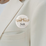 Bruidsmeisje boog beige crème naamplaatje ronde button 3,2 cm<br><div class="desc">Een beige,  crèmekleurige achtergrond. Versierd met een grote boog. Personaliseer en voeg de naam van uw bruidsmeisje toe. Zwart handgeschreven script.</div>