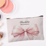 Bruidsmeisje boog roze elegante naam etui<br><div class="desc">Een zachte blozende roze achtergrond. Versierd met een grote roze boog. Personaliseer en voeg de naam van uw bruidsmeisje toe.</div>