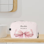 Bruidsmeisje boog roze elegante naam toilettasje<br><div class="desc">Een zachte blozende roze achtergrond. Versierd met een grote roze boog. Personaliseer en voeg de naam van uw bruidsmeisje toe.</div>