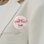 Bruidsmeisje boog roze naam tag ronde button 3,2 cm<br><div class="desc">Een zachte blozend roze gekleurde achtergrond. Versierd met een grote boog. Personaliseer en voeg de naam van uw bruidsmeisje toe. Zwart handgeschreven script.</div>