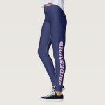 Bruidsmeisje Bridal Squad Bachelorette Party Blauw Leggings<br><div class="desc">Deze marineblauwe leggings zijn ontworpen voor het ultieme pre-huwelijksplezier en zijn voorzien van gedurfde "BRIDESMAID"-letters in zachtroze langs de poot. Of je je nu klaarmaakt, boodschappen doet of gewoon loungen met het bruidsfeest, deze leggings bieden een perfecte mix van comfort en stijl. Gemaakt van een zacht, elastisch weefsel, ze zijn...</div>