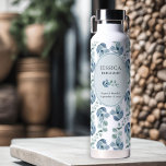 bruidsmeisje bruids partij eucalyptus bruiloft waterfles<br><div class="desc">Gepersonaliseerde waterfles voor u aan te passen met de naam van uw bruidsmeisje - of iemand in uw bruiloft. U kunt ook de namen van de bruid en bruidegom en de trouwdatum toevoegen. Dit delicate ontwerp heeft een takje eucalyptusbladeren op een waterverf wassen met waterverf groen en gebladerte in tinten...</div>