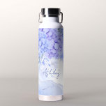 Bruidsmeisje geschenken blauw elegante hortensia's waterfles<br><div class="desc">Iets Blue hortensia's sierlijke bloemenbloemen vrijgezellenfeest bruidsmeisje geschenken bruids feest gunsten,  botanische waterverf bloemen,  lichtblauwe waterverf achtergrond,  modern casual script.</div>