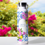 Bruidsmeisje geschenken blauw tegels bougainvillea waterfles<br><div class="desc">Bruidsmeisje geschenken blauwe tegels bougainvilleas aangepaste naam gepersonaliseerde waterfles,  een mooi bruids feestgeschenk voor meisjes om te koesteren.</div>