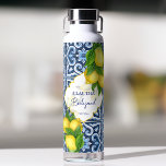 Bruidsmeisje geschenken blauw tegels citroen Itali Waterfles<br><div class="desc">Bruidsmeisje geschenken blauw tegels citroen Italiaans thema gepersonaliseerde naam Water Bottle,  een mooi aandenken cadeau voor uw speciale meisjes.</div>
