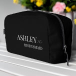 Bruidsmeisje geschenken gepersonaliseerde zwarte t toilettasje<br><div class="desc">Zwart-wit eenvoudige elegante minimalistische bruidsmeisje geschenken gepersonaliseerde naam tas bruids partij gunsten</div>