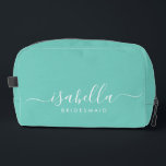 Bruidsmeisje Gift Blue Aqua Toilettasje<br><div class="desc">Deze Bruidsmeisje Dopp Kit accessoiretas is voorzien van een handgeschreven witte script typografie met moerassen op een middernacht of aqua achtergrond. Cadeau uw bruidsmeisjes met een toilettas voor hun make-up en kleine items die traditioneel worden gepresenteerd tijdens het repetitiediner,  voor gebruik in de vroege morgen voor de bruiloft.</div>