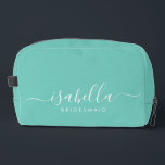 Bruidsmeisje Gift Blue Aqua Toilettasje<br><div class="desc">Deze Bruidsmeisje Dopp Kit accessoiretas is voorzien van een handgeschreven witte script typografie met moerassen op een middernacht of aqua achtergrond. Cadeau uw bruidsmeisjes met een toilettas voor hun make-up en kleine items die traditioneel worden gepresenteerd tijdens het repetitiediner,  voor gebruik in de vroege morgen voor de bruiloft.</div>