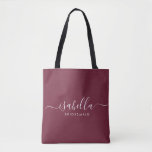 Bruidsmeisje Gift Bourgondië gepersonaliseerd Tote Bag<br><div class="desc">Deze bruidsmeisje accessoiretas is voorzien van een handgeschreven witte script typografie met moerassen op een bordeauxrode achtergrond. Cadeau uw bruidsmeisjes met een canvas tas voor kleine items die traditioneel worden gepresenteerd tijdens het repetitiediner,  voor gebruik in de vroege morgen voor de bruiloft.</div>