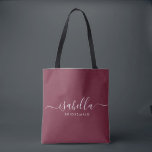 Bruidsmeisje Gift Bourgondië gepersonaliseerd Tote Bag<br><div class="desc">Deze bruidsmeisje accessoiretas is voorzien van een handgeschreven witte script typografie met moerassen op een bordeauxrode achtergrond. Cadeau uw bruidsmeisjes met een canvas tas voor kleine items die traditioneel worden gepresenteerd tijdens het repetitiediner,  voor gebruik in de vroege morgen voor de bruiloft.</div>