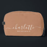 Bruidsmeisje Gift Caramel Toilettasje<br><div class="desc">Deze bruidsmeisje accessoiretas is voorzien van een handgeschreven witte script typografie met moerassen op een karamel achtergrond. Cadeau uw bruidsmeisjes met een toilettas voor hun make-up en kleine items die traditioneel worden gepresenteerd tijdens het repetitiediner,  voor gebruik in de vroege morgen voor de bruiloft.</div>