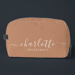 Bruidsmeisje Gift Caramel Toilettasje<br><div class="desc">Deze bruidsmeisje accessoiretas is voorzien van een handgeschreven witte script typografie met moerassen op een karamel achtergrond. Cadeau uw bruidsmeisjes met een toilettas voor hun make-up en kleine items die traditioneel worden gepresenteerd tijdens het repetitiediner,  voor gebruik in de vroege morgen voor de bruiloft.</div>