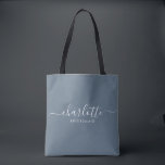 Bruidsmeisje Gift Dusty Blue Tote Bag<br><div class="desc">Deze bruidsmeisje accessoiretas is voorzien van een handgeschreven witte script typografie met moerassen op een leisteen blauwe achtergrond. Cadeau uw bruidsmeisjes met een canvas tas voor hun kleine items. Traditioneel gepresenteerd tijdens het repetitiediner,  voor gebruik in de vroege ochtend voor de bruiloft.</div>