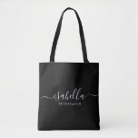 Bruidsmeisje Gift Gepersonaliseerd Zwart Tote Bag<br><div class="desc">Deze bruidsmeisje accessoiretas is voorzien van een handgeschreven witte script typografie met moerassen op een zwarte achtergrond. Cadeau uw bruidsmeisjes met een canvas tas voor kleine items die traditioneel worden gepresenteerd tijdens het repetitiediner,  voor gebruik in de vroege morgen voor de bruiloft.</div>