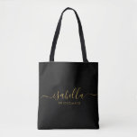 Bruidsmeisje Gift Gepersonaliseerde Goud Script Zw Tote Bag<br><div class="desc">Deze bruidsmeisje accessoiretas is voorzien van een handgeschreven gouden script typografie met moerassen op een zwarte achtergrond. Cadeau uw bruidsmeisjes met een canvas tas voor kleine items die traditioneel worden gepresenteerd tijdens het repetitiediner,  voor gebruik in de vroege morgen voor de bruiloft.</div>