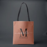 Bruidsmeisje Gift Goud Zwart Monogram Terracotta Tote Bag<br><div class="desc">Deze bruidsmeisje canvas tas is voorzien van een handgeschreven wit en zwart script typografie monogram met moerassen op een terracotta achtergrond. Cadeau uw bruidsmeisjes met een tas voor het dragen van items op de dag van de bruiloft,  en traditioneel gepresenteerd tijdens het repetitiediner of daarvoor.</div>