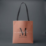 Bruidsmeisje Gift Goud Zwart Monogram Terracotta Tote Bag<br><div class="desc">Deze bruidsmeisje canvas tas is voorzien van een handgeschreven wit en zwart script typografie monogram met moerassen op een terracotta achtergrond. Cadeau uw bruidsmeisjes met een tas voor het dragen van items op de dag van de bruiloft,  en traditioneel gepresenteerd tijdens het repetitiediner of daarvoor.</div>