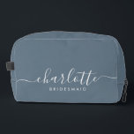 Bruidsmeisje Gift Print Cut Naaizak Toilettasje<br><div class="desc">Deze bruidsmeisje accessoiretas is voorzien van een handgeschreven witte script typografie met moerassen op een leisteen blauwe achtergrond. Cadeau uw bruidsmeisjes met een toilettas voor hun make-up en kleine items die traditioneel worden gepresenteerd tijdens het repetitiediner,  voor gebruik in de vroege morgen voor de bruiloft.</div>
