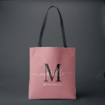 Bruidsmeisje Gift Zwart Wit Monogram Stoffig Roos Tote Bag<br><div class="desc">Deze bruidsmeisje canvas tas is voorzien van een handgeschreven wit en zwart script typografie monogram met moerassen op een stoffige rozen achtergrond. Cadeau uw bruidsmeisjes met een tas voor het dragen van items op de dag van de bruiloft,  en traditioneel gepresenteerd tijdens het repetitiediner of daarvoor.</div>