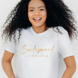 Bruidsmeisje Goud Aangepaste Naam Bachelorette T-shirt<br><div class="desc">Het Bruidsmeisje Gold Custom Name Bachelorette T-Shirt is een modern en minimalistisch statement voor uw bruidsfeest. Met een strak faux gold-script is dit eenvoudige maar stijlvolle shirt ideaal voor vrijgezellenfeesten en kan het worden aangepast met de naam van elk bruidsmeisje. Het is een chique en praktisch huwelijksfeest cadeau dat een...</div>