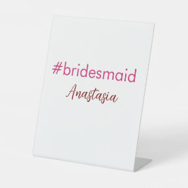 Bruidsmeisje hashtag lichtroze voeg naam bruid sta reclamebord met voetstuk