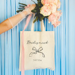 bruidsmeisje | Kies een kleur Coquette Bow Tote Bag<br><div class="desc">Dit stijlvolle,  grillige tas zegt "bruidsmeisje" in chique,  handgeschreven script met een geïllustreerde coquette boog en een plekje voor haar naam. U kunt het tas aanpassen door een kleur voor de tekst en boog te kiezen,  zodat uw bruidsbruiloft kan overeenkomen.</div>