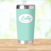 Bruidsmeisje met gestileerde naam voor de bruiloft geïsoleerde drinkbeker