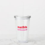 Bruidsmeisje Minimal Rood en Roze Bachelorette Acryl Drinkbeker<br><div class="desc">Dit bruidsmeisje aangepaste ontwerp is voorzien van een gedurfde retro typografie in kersenrood en blush roze. U kunt eenvoudig de naam en rol personaliseren of uw aangepaste bericht toevoegen! De perfecte elegante accessoire voor een bruidsmeisje voorstel of vrijgezel!</div>