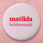 Bruidsmeisje Minimal Rood en Roze Bachelorette Ronde Button 5,7 Cm<br><div class="desc">Dit bruidsmeisje aangepaste ontwerp is voorzien van een gedurfde retro typografie in kersenrood en blush roze. U kunt eenvoudig de naam en rol personaliseren of uw aangepaste bericht toevoegen! De perfecte elegante accessoire voor een bruidsmeisje voorstel of vrijgezel!</div>