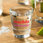 Bruidsmeisje Minimal Rood en Roze Bachelorette Shot Glas<br><div class="desc">Dit bruidsmeisje aangepaste ontwerp is voorzien van een gedurfde retro typografie in kersenrood en blush roze. U kunt eenvoudig de naam en rol personaliseren of uw aangepaste bericht toevoegen! De perfecte elegante accessoire voor een bruidsmeisje voorstel of vrijgezel!</div>