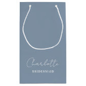 bruidsmeisje | Minimalistisch script Dusty Blue Klein Cadeauzakje (Achterkant)