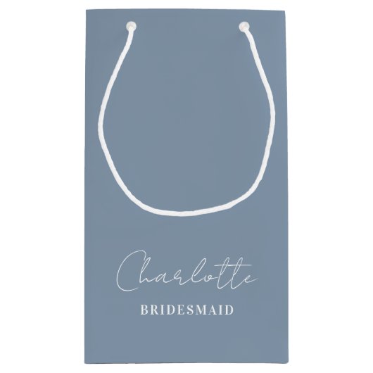 bruidsmeisje | Minimalistisch script Dusty Blue Klein Cadeauzakje (Achterkant)