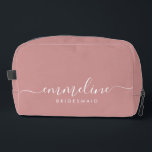 Bruidsmeisje Modern Minimaal Schrift Cosmetisch To Toilettasje<br><div class="desc">Deze accessoiretas voor bruidsmeisjes heeft een handgeschreven witte script typografie met zwieren op een stoffige roze achtergrond. Geef je bruidsmeisjes een toilettas voor hun make-up en kleine items die traditioneel worden aangeboden op het oefendiner,  om te gebruiken op de ochtend voor de bruiloft.</div>