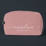 Bruidsmeisje Modern Minimaal Script Cosmetische To Toilettasje<br><div class="desc">Deze bruidsmeisje-accessoiretas heeft een handgeschreven witte scripttypografie met zwieren op een stoffige roze achtergrond. Geef je bruidsmeisjes een toilettas voor hun make-up en kleine spullen die traditioneel worden aangeboden tijdens het oefendiner, voor gebruik in de vroege ochtend voor de bruiloft.</div>