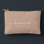 Bruidsmeisje Modern Minimal Script Cosmetisch Etui<br><div class="desc">Deze bruidsmeisje accessoiretas is voorzien van een handgeschreven witte script typografie met moerassen op een tan achtergrond. Cadeau uw bruidsmeisjes met een toilettas voor hun make-up en kleine items die traditioneel worden gepresenteerd tijdens het repetitiediner,  voor gebruik in de vroege morgen voor de bruiloft.</div>