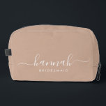 Bruidsmeisje Modern Minimal Script Cosmetisch Toilettasje<br><div class="desc">Deze bruidsmeisje accessoiretas is voorzien van een handgeschreven witte script typografie met moerassen op een tan achtergrond. Cadeau uw bruidsmeisjes met een toilettas voor hun make-up en kleine items die traditioneel worden gepresenteerd tijdens het repetitiediner,  voor gebruik in de vroege morgen voor de bruiloft.</div>