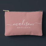 Bruidsmeisje Modern Minimal Script Dusty Pink Etui<br><div class="desc">Deze bruidsmeisje accessoiretas is voorzien van een handgeschreven witte script typografie met moerassen op een stoffige roze achtergrond. Cadeau uw bruidsmeisjes met een toilettas voor hun make-up en kleine items die traditioneel worden gepresenteerd tijdens het repetitiediner,  voor gebruik in de vroege morgen voor de bruiloft.</div>