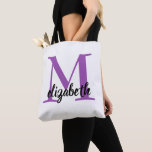 Bruidsmeisje Modern Minimalistisch Schrift Juffert Tote Bag<br><div class="desc">Eenvoudige boodschappentas is gepersonaliseerd met een grote initiaal van je monogram - kies de initiaal van je voor- of achternaam - in paars en je voornaam in chic lettertype. Ideaal voor jezelf, voor je bruidsmeisjes, vrijgezellenfeest of elke andere gelegenheid. MEER kleuren in onze winkel.</div>