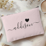 Bruidsmeisje Modern Script Blush Pink Heart Etui<br><div class="desc">Deze elegante accessoirezak heeft een stijlvolle blush roze achtergrond die is versierd met een modern scriptlettertype met een gepersonaliseerde naam en een charmant hartontwerp. De zachte, vrouwelijke kleur en verfijnde typografie maken het een perfect accessoire voor bruidsmeisjes of iedereen die chique en trendy design waardeert. Het veelzijdige gebruik en de...</div>