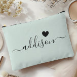 Bruidsmeisje Modern Script Bord Mint Heart Etui<br><div class="desc">Deze stijlvolle accessoirezak heeft een stijlvolle bleke muntachtergrond die is versierd met een modern scriptlettertype met een gepersonaliseerde naam en een charmant hartontwerp. De zachte, vrouwelijke kleur en verfijnde typografie maken het een perfect accessoire voor bruidsmeisjes of iedereen die chique en trendy design waardeert. Het veelzijdige gebruik en de gepersonaliseerde...</div>