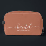 Bruidsmeisje Modern Script Cosmetische Terracotta Toilettasje<br><div class="desc">Deze bruidsmeisje accessoiretas is voorzien van een handgeschreven witte script typografie met moerassen op een terracotta achtergrond. Cadeau uw bruidsmeisjes met een toilettas voor hun make-up en kleine items die traditioneel worden gepresenteerd tijdens het repetitiediner,  voor gebruik in de vroege morgen voor de bruiloft.</div>