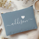 Bruidsmeisje Modern Script Dusty Blue Heart Etui<br><div class="desc">Deze elegante accessoirezak heeft een stijlvolle stoffige blauwe achtergrond die is versierd met een modern scriptlettertype met een gepersonaliseerde naam en een charmant hartontwerp. De zachte, vrouwelijke kleur en verfijnde typografie maken het een perfect accessoire voor bruidsmeisjes of iedereen die chique en trendy design waardeert. Het veelzijdige gebruik en de...</div>