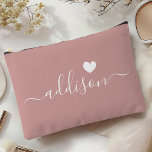 Bruidsmeisje Modern Script Dusty Roos Hart Etui<br><div class="desc">Deze elegante accessoirezak heeft een stijlvolle stoffige rozen achtergrond die is versierd met een modern scriptlettertype met een gepersonaliseerde naam en een charmant hartontwerp. De zachte, vrouwelijke kleur en verfijnde typografie maken het een perfect accessoire voor bruidsmeisjes of iedereen die chique en trendy design waardeert. Het veelzijdige gebruik en de...</div>